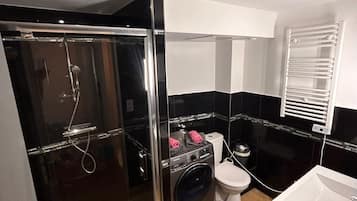 Secador de pelo, toallas, jabón y papel higiénico