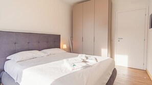 1 habitación, tabla de planchar con plancha, wifi gratis y ropa de cama