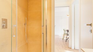 Dusche, Haartrockner, Handtücher