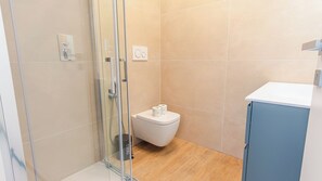 Douche, sèche-cheveux, serviettes fournies