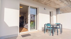 Outdoor dining - Rosa dei Venti - Two Bedroom Apartment, Sleeps 6 (Padenghe sul Garda)