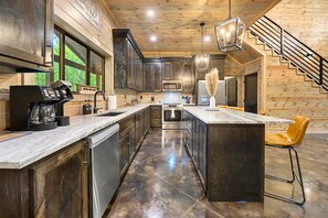 冷蔵庫、電子レンジ、オーブン、コンロ