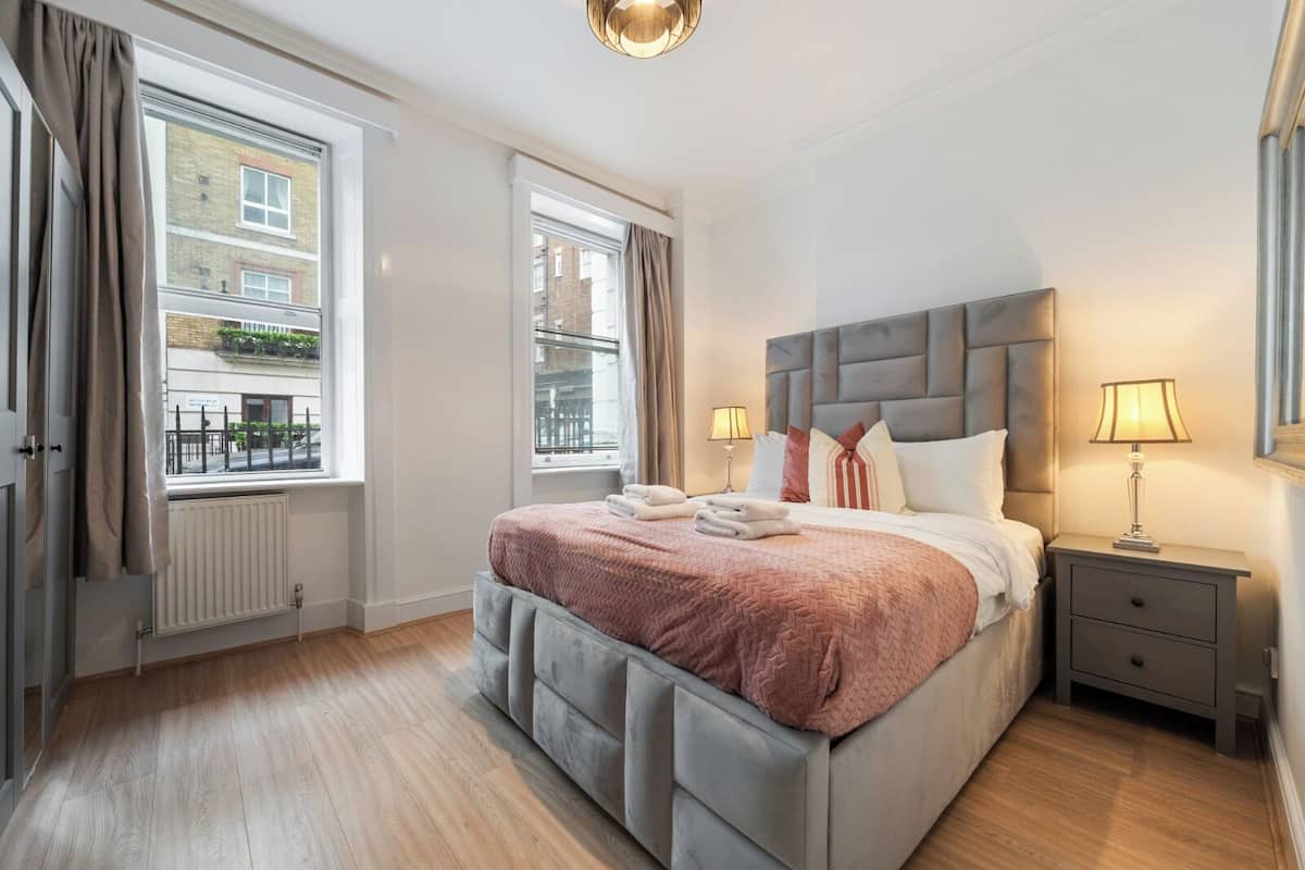 Deluxe appartement, 2 slaapkamers | 2 slaapkamers, een laptopwerkplek, verduisterende gordijnen