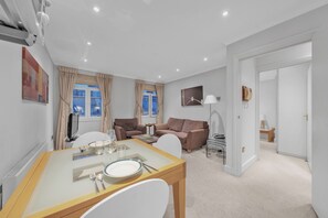 公寓 | 起居區 | 40-吋智慧型電視，提供數位頻道