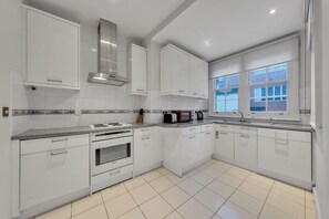 Appartamento | Cucina privata | Frigorifero con congelatore, microonde, forno, piano cottura