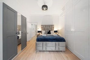 Apartamento luxo, 2 quartos | 2 quartos, espaço de trabalho para notebook, cortinas blackout