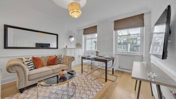 Design-Apartment | Wohnbereich | 40-Zoll-Smart-TV mit Digitalempfang
