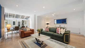 Deluxe-Apartment, 2 Schlafzimmer | Wohnbereich | 40-Zoll-Smart-TV mit Digitalempfang