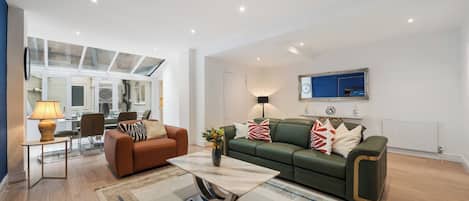 Apartament Deluxe, 2 dormitoris | Sala d'estar | Televisor intel·ligent de 40 polzades amb canals digitals