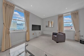 公寓 | 起居區 | 40-吋智慧型電視，提供數位頻道