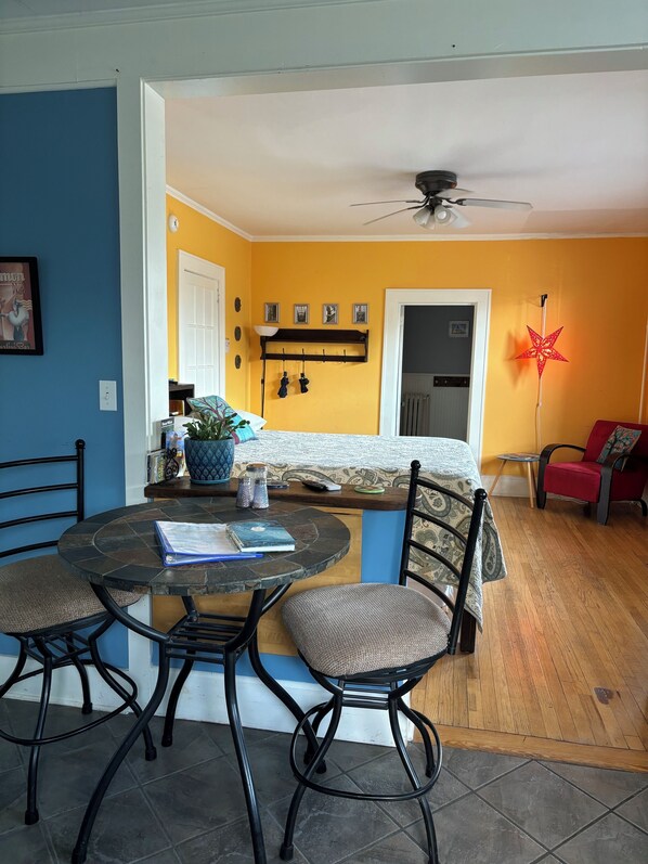 Fer et planche à repasser, lit parapluie, Wi-Fi gratuit, draps fournis