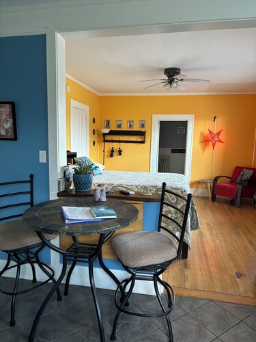 "Studio C" Downtown with Private parking!