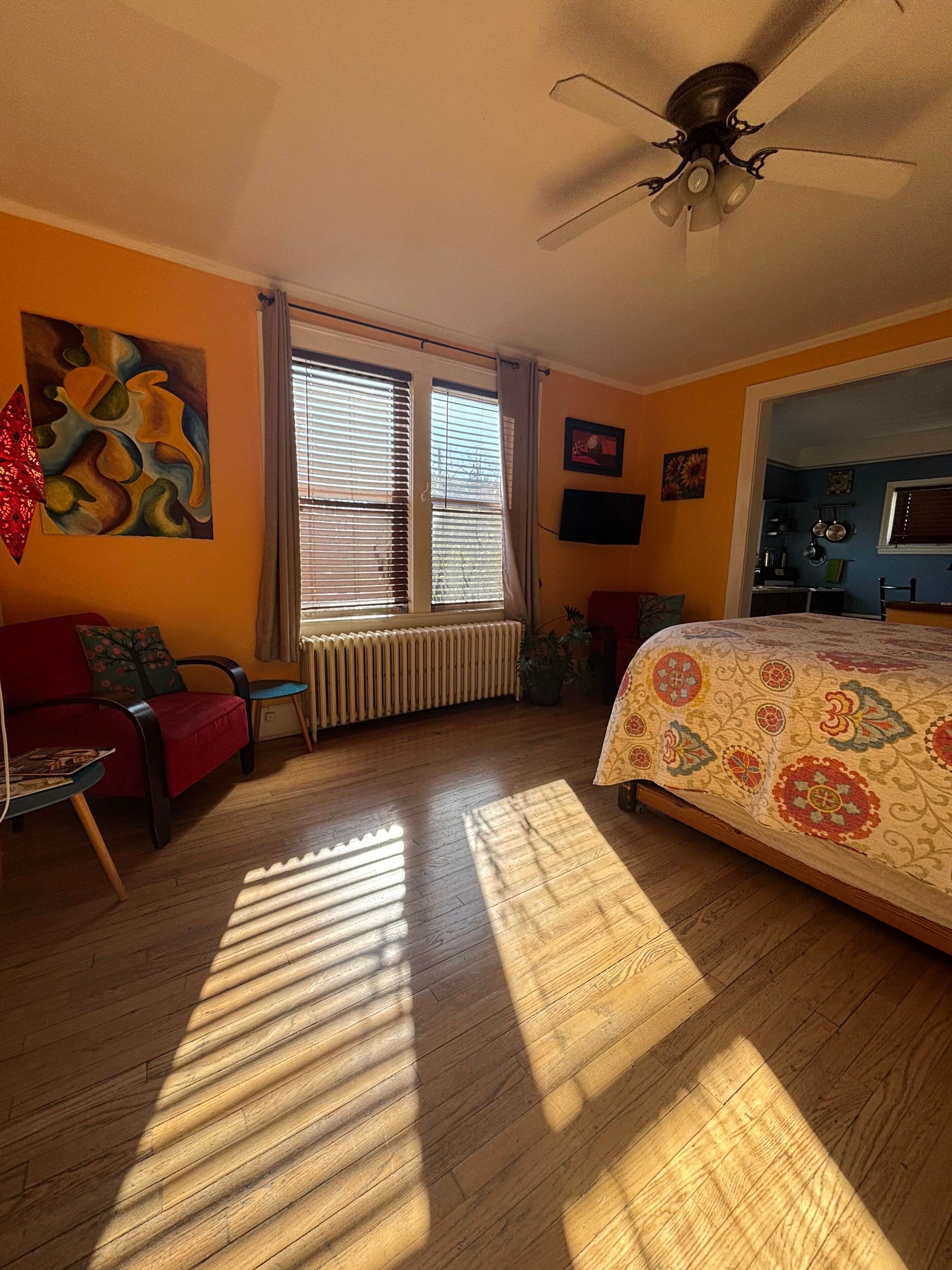 1 habitación, tabla de planchar con plancha y cuna de viaje 