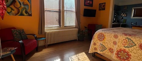 1 habitación, tabla de planchar con plancha y cuna de viaje