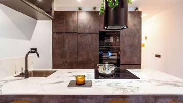 Fridge, microwave, oven, stovetop