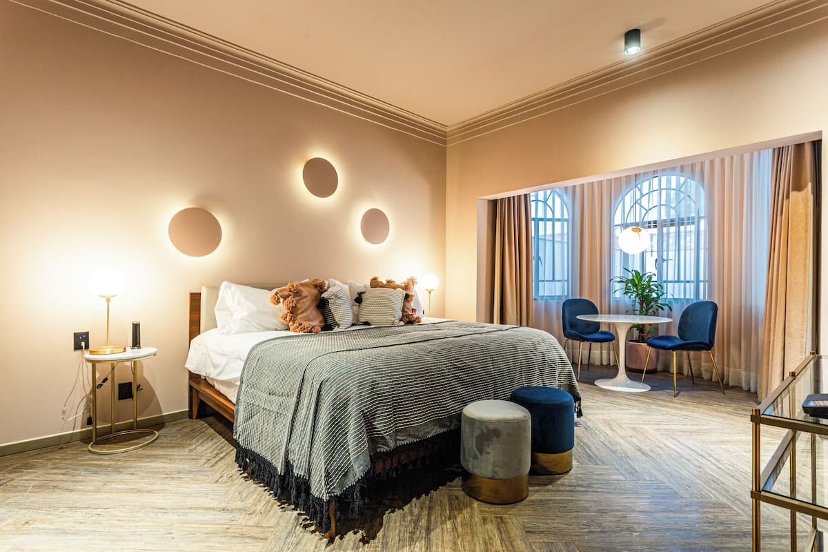 1 bedroom, Frette Italian sheets, premium bedding, down duvets
