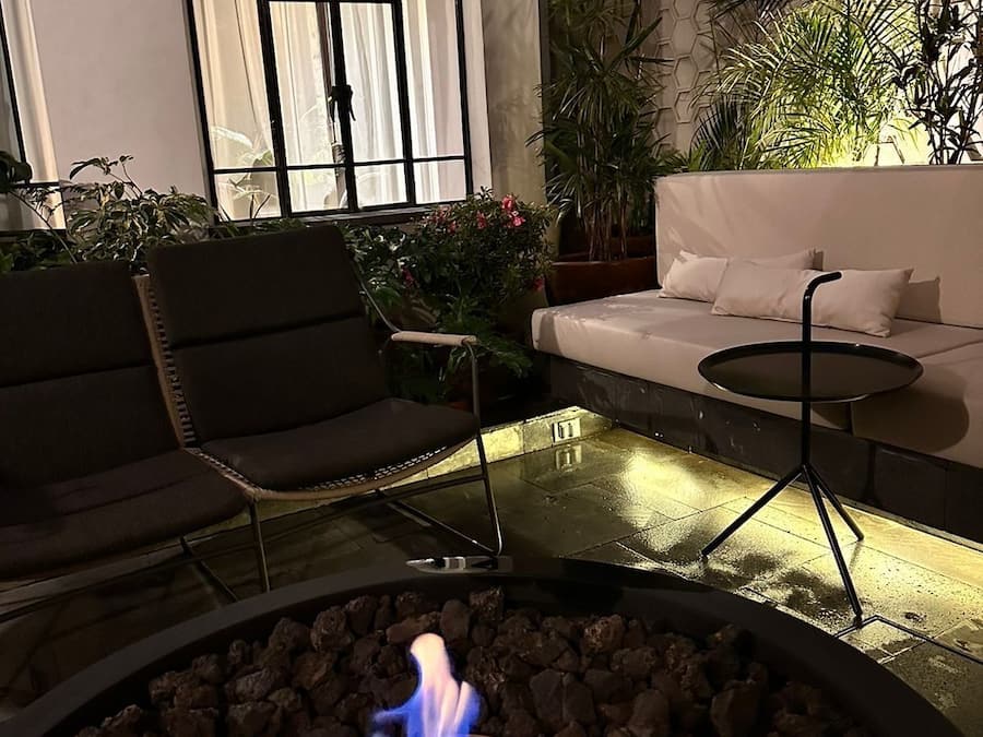 111-cm Smart TV with cable channels, Netflix, books