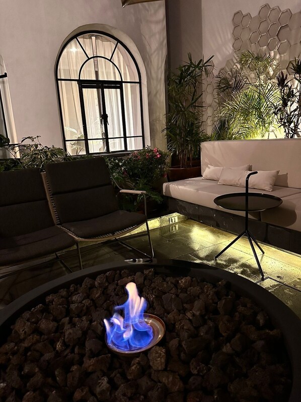 111-cm-Smart-TV mit Kabelempfang, Netflix, Bücher