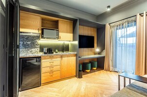 Master Suite | Privékeuken | Een koelkast/vriezer, een magnetron, een espressoapparaat