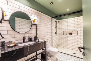 Deluxe Room | Bad | Dusj, regndusjhode, toalettartikler (inkludert) og hårføner