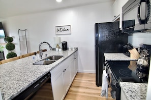 Refrigerador, microondas, horno, placa de cocina