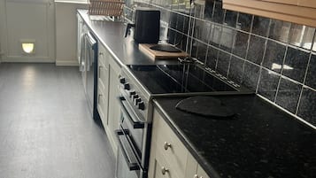 House, 3 Bedrooms | Private kitchen