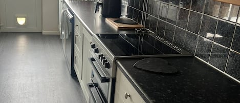 House, 3 Bedrooms | Private kitchen