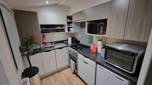 Cabane | Cuisine privée | Réfrigérateur, micro-ondes, four, plaque de cuisson