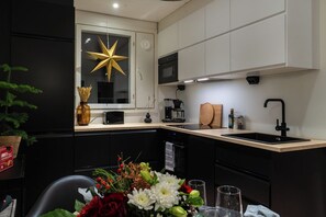 Mikrobølgeovn, ovn, oppvaskmaskin og brødrister