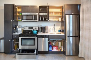 Fridge, microwave, oven, stovetop - Stunning 1-Bedroom Apartment+Super Fast WiFi+In-Unit W/D+Roku TVs+Walk to Uptown (Minneapolis)