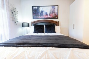 1 Schlafzimmer, Schreibtisch, Bügeleisen/Bügelbrett, Reisekinderbett