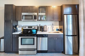 Kühlschrank, Mikrowelle, Ofen, Herdplatte