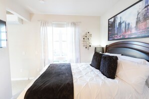 1 bedroom, desk, iron/ironing board, travel crib - Stunning 1-Bedroom Apartment+Super Fast WiFi+In-Unit W/D+Roku TVs+Walk to Uptown (Minneapolis)