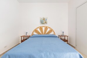 1 camera, ferro/asse da stiro