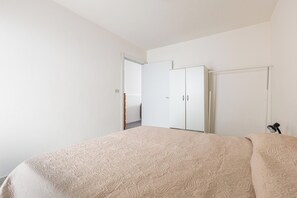1 bedroom, iron/ironing board, WiFi
