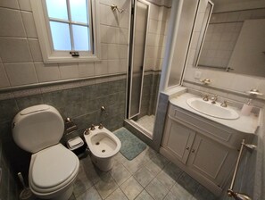 Family Apartment | Bathroom | Free toiletries, hair dryer, towels, toilet paper