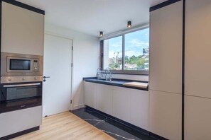 Geladeira, micro-ondas, fogão, lava-louças