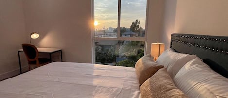 3 soverom, skrivebord, strykejern/-brett og wi-fi