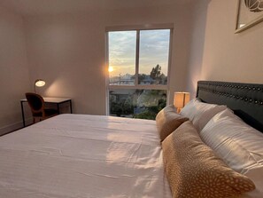 3 bedrooms, desk, iron/ironing board, WiFi - Luxury Gallery Artist Home (Los Angeles)
