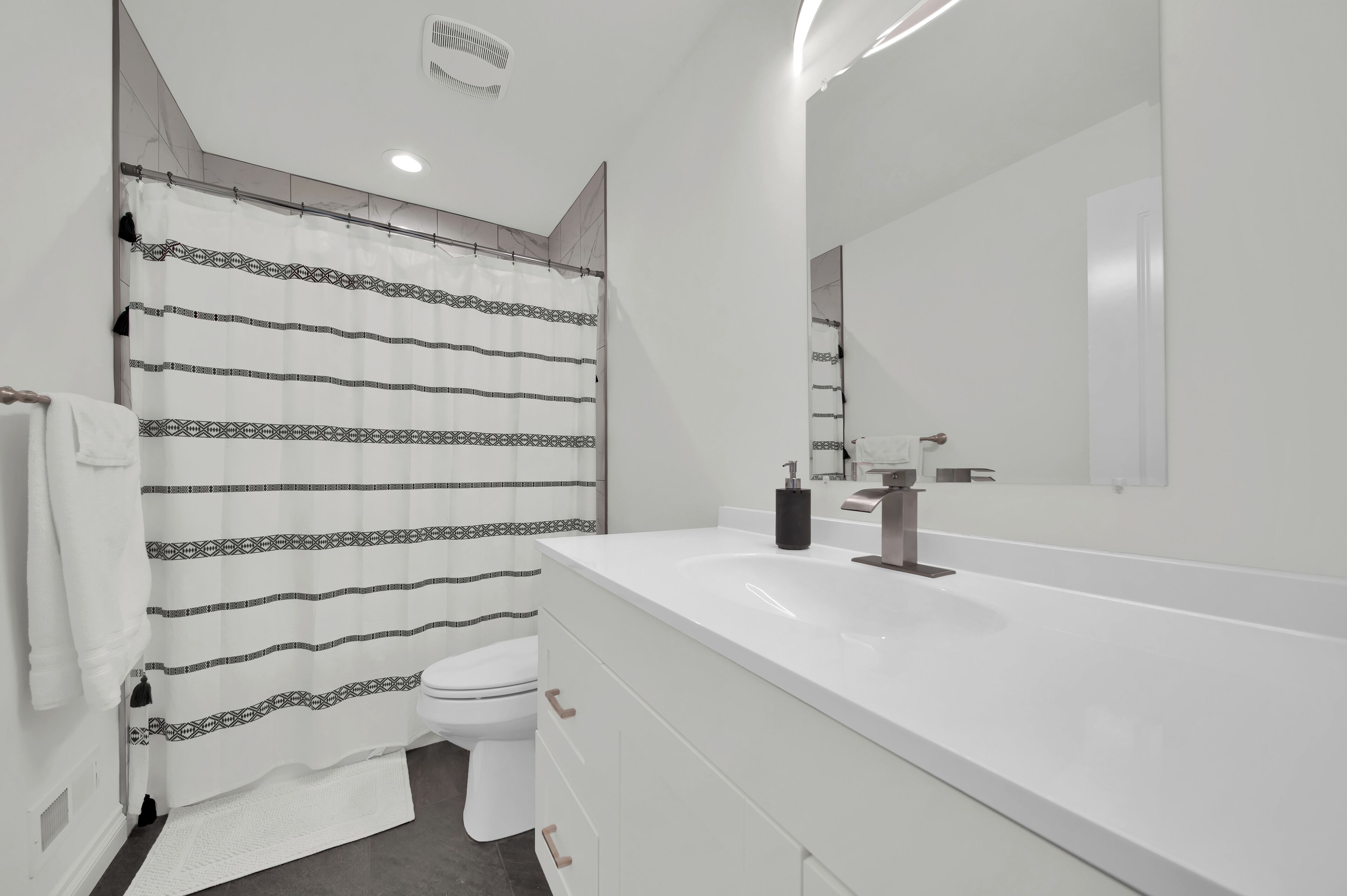 Serviettes fournies, savon, shampoing, papier toilette