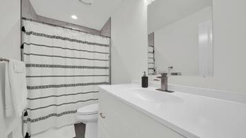 Serviettes fournies, savon, shampoing, papier toilette