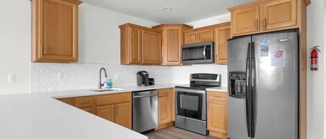 Een koelkast, een microgolfoven, een oven, een kookplaat