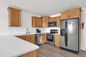 Fridge, microwave, oven, stovetop - Algonac's Riverview Retreat (Algonac)