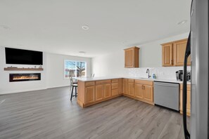 Geladeira, micro-ondas, fogão, cooktop