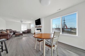 Dining - Algonac's Riverview Retreat (Algonac)