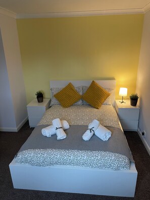 4 bedrooms, iron/ironing board, WiFi, bed sheets - Guests house with garden and 2x car park  (Southampton)