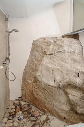 Een douche, een bidet, handdoeken