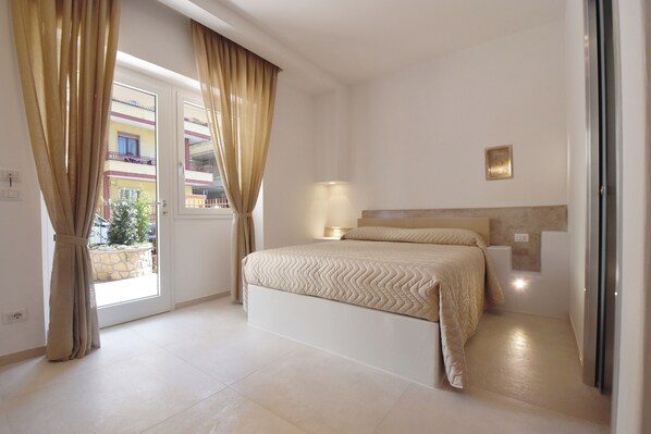 Kahden hengen comfort-huone | Minibaari, tallelokero huoneessa, työpöytä, ilmainen Wi-Fi