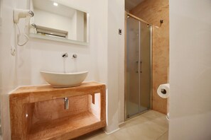 Comfort Quadruple Room | Bathroom | Shower, hair dryer, bidet, towels - San Gabriele Relais (Gallipoli)