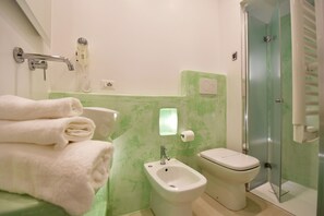 Kamar Double Standar | Kamar mandi | Shower, pengering rambut, kloset, dan handuk